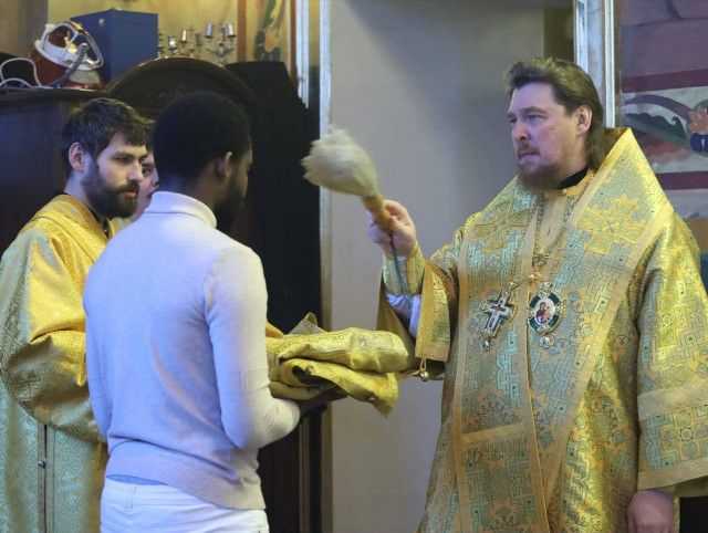 Студент из Анголы принял православие в Челябинском соборе