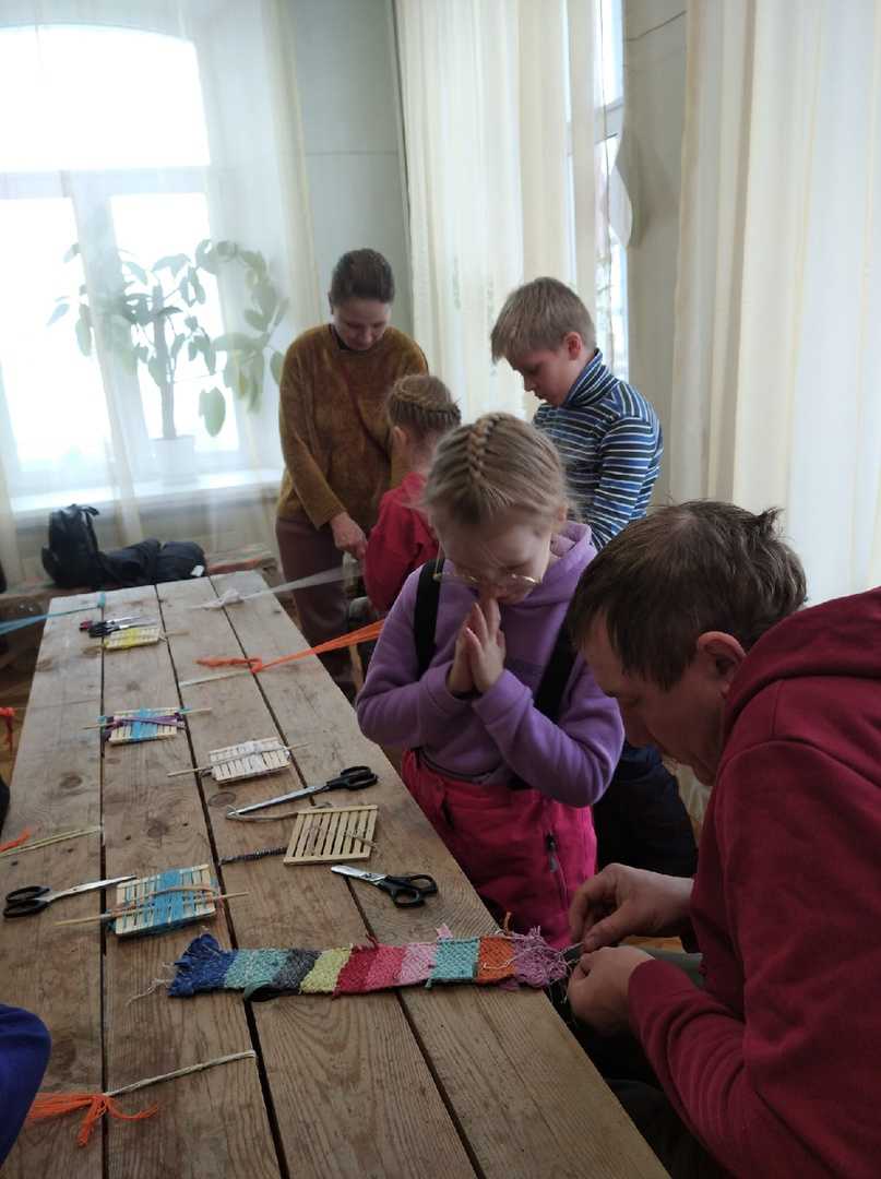 Старинному ремеслу ткачества обучались дети вместе с родителями