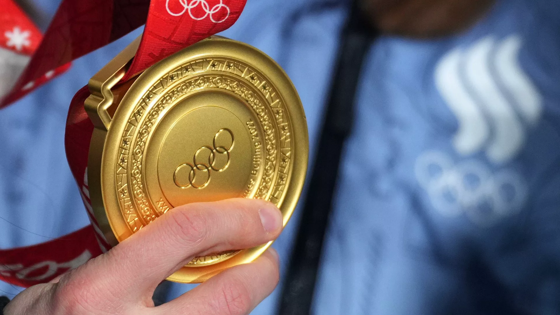 Сколько спортсменов получили медали. Золотая медаль Пекина 2022. Олимпийские медали в Пекине 2022. Золотая Олимпийская медаль Пекин 2022. Золотая медаль олимпиады 2022.