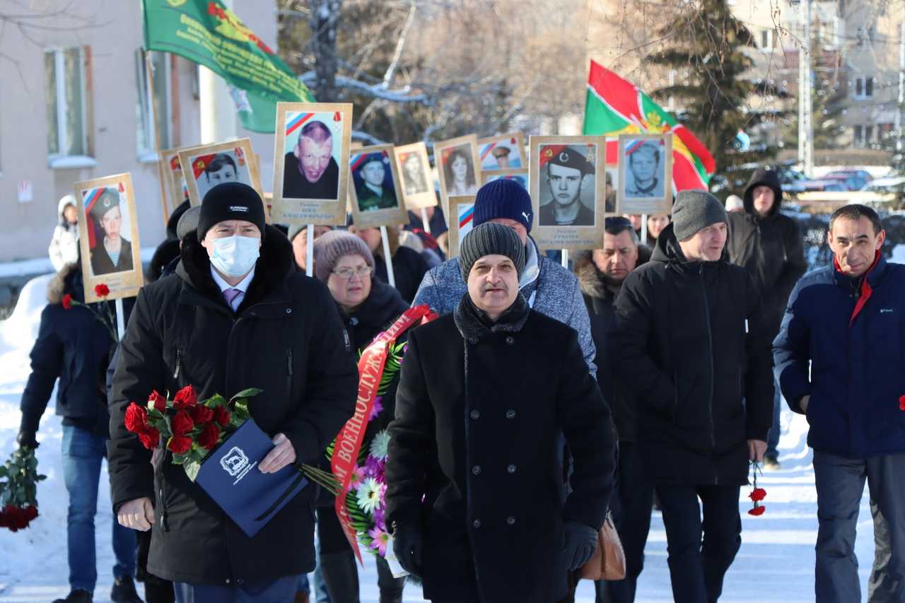 В знак памяти павших воинов-интернационалистов в Миассе возложили цветы к мемориалу