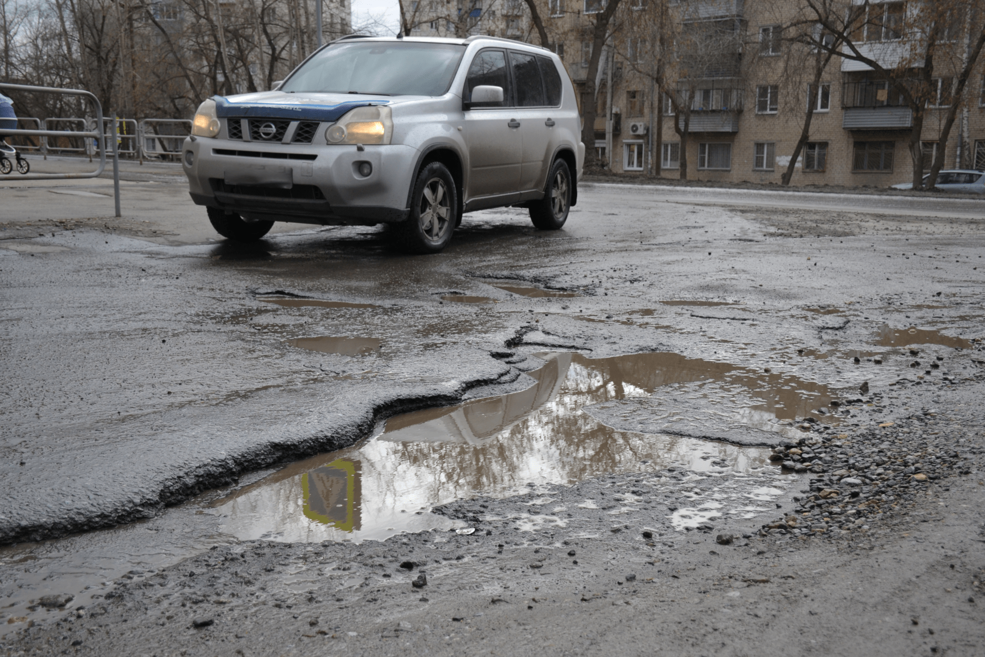 Коммунальная сводка миасс сегодня. Качество дорог в Челябинске. Лужа на дороге. Качество дорог Челябинская область. Дорога дождь.