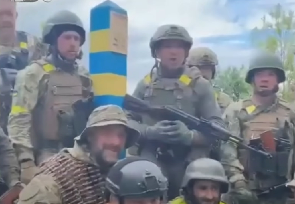 Выход украины на границу. Украинские войска. Украинская армия. ВСУ С пограничным столбом.