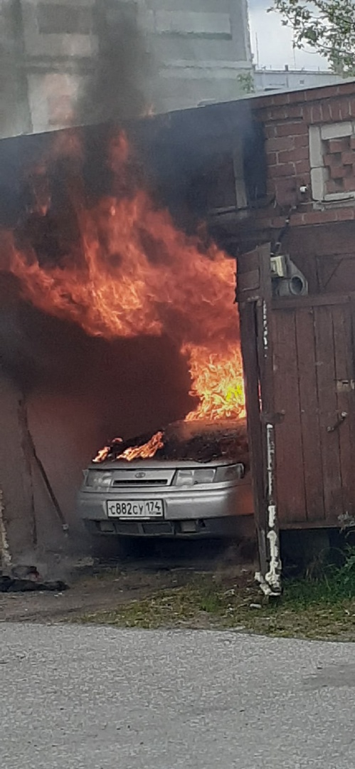 Легковушка сгорела при пожаре в Миассе