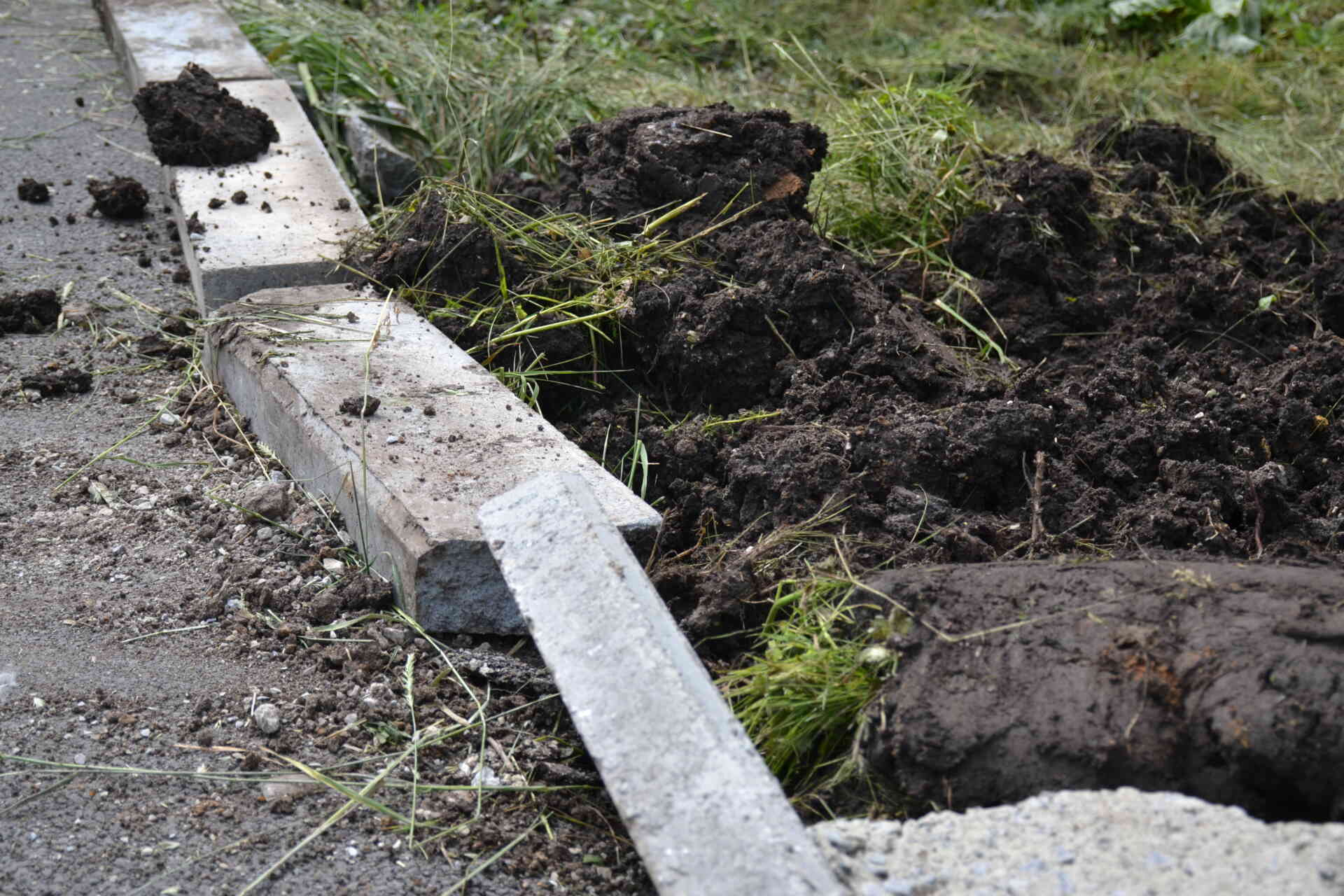 Выломанный бордюр и комья земли остались после ремонта труб в Миассе
