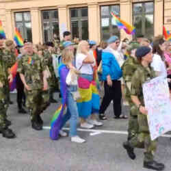 С такими воевать опасно! Армия Швеции приняла участие в гей-параде