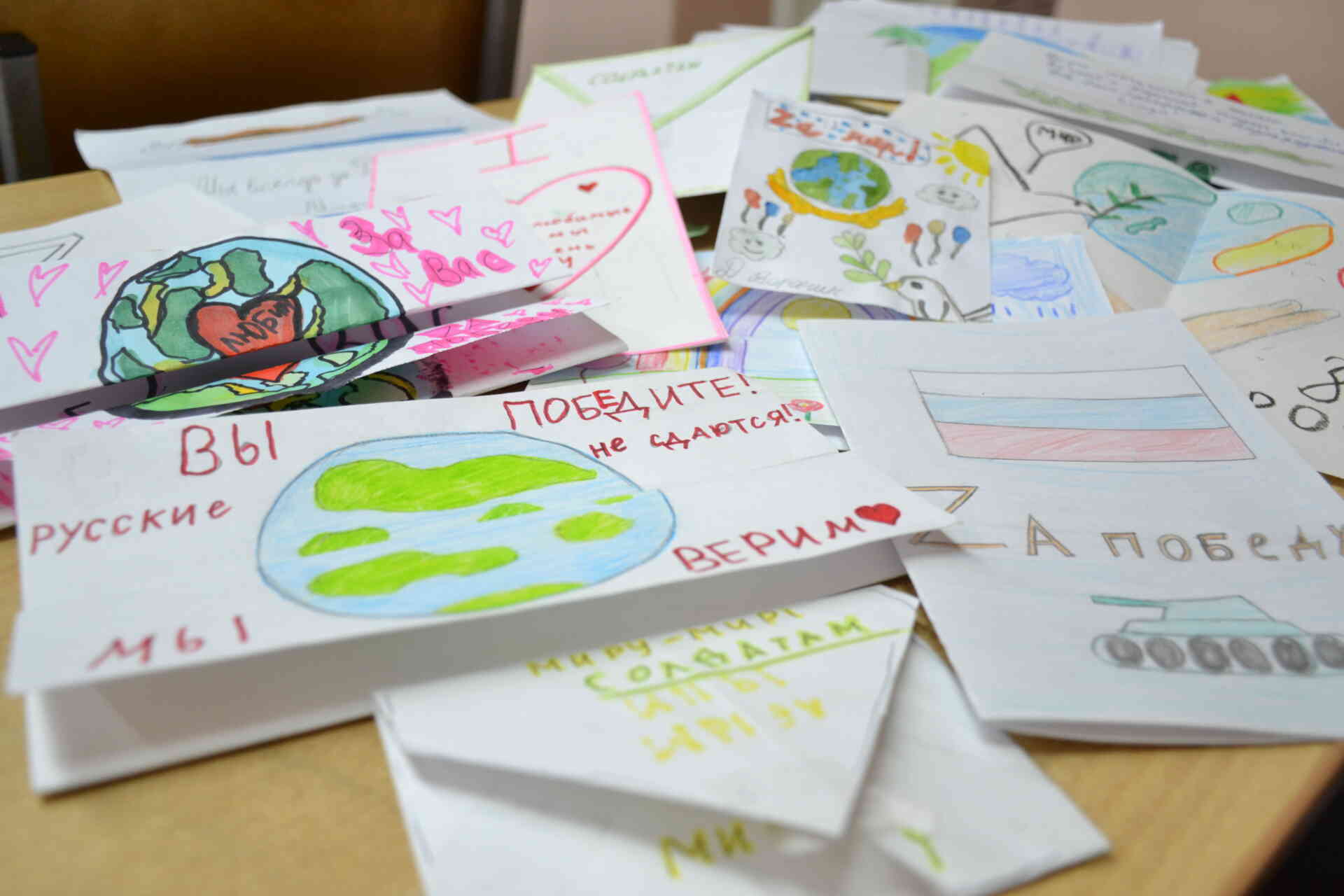 Весточка из дома: миасские школьники пишут письма для участников спецоперации
