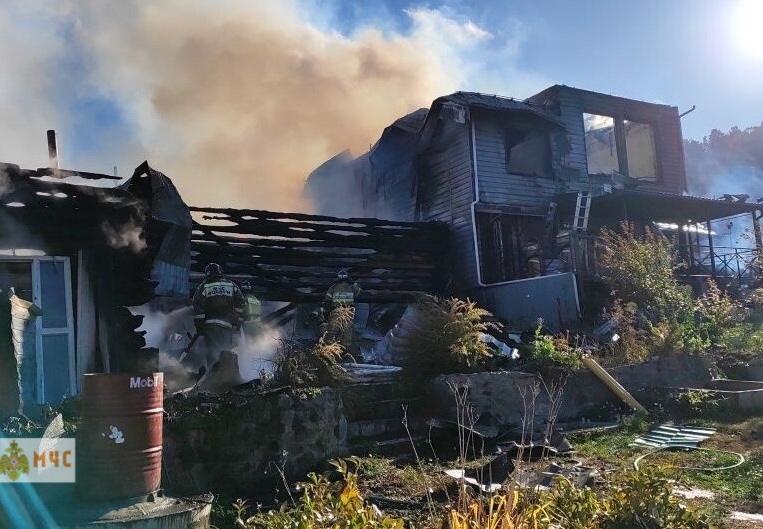 Баня и двухэтажный дом сгорели дотла в поселке Тургояк