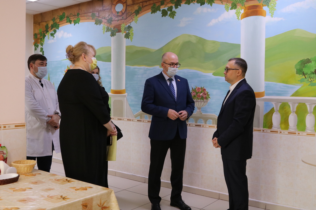 Сенатор Олег Цепкин встретился с жильцами Челябинского геронтологического центра