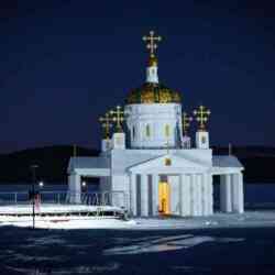 Накануне Крещения на озере Тургояк воздвигли копию челябинского кафедрального собора