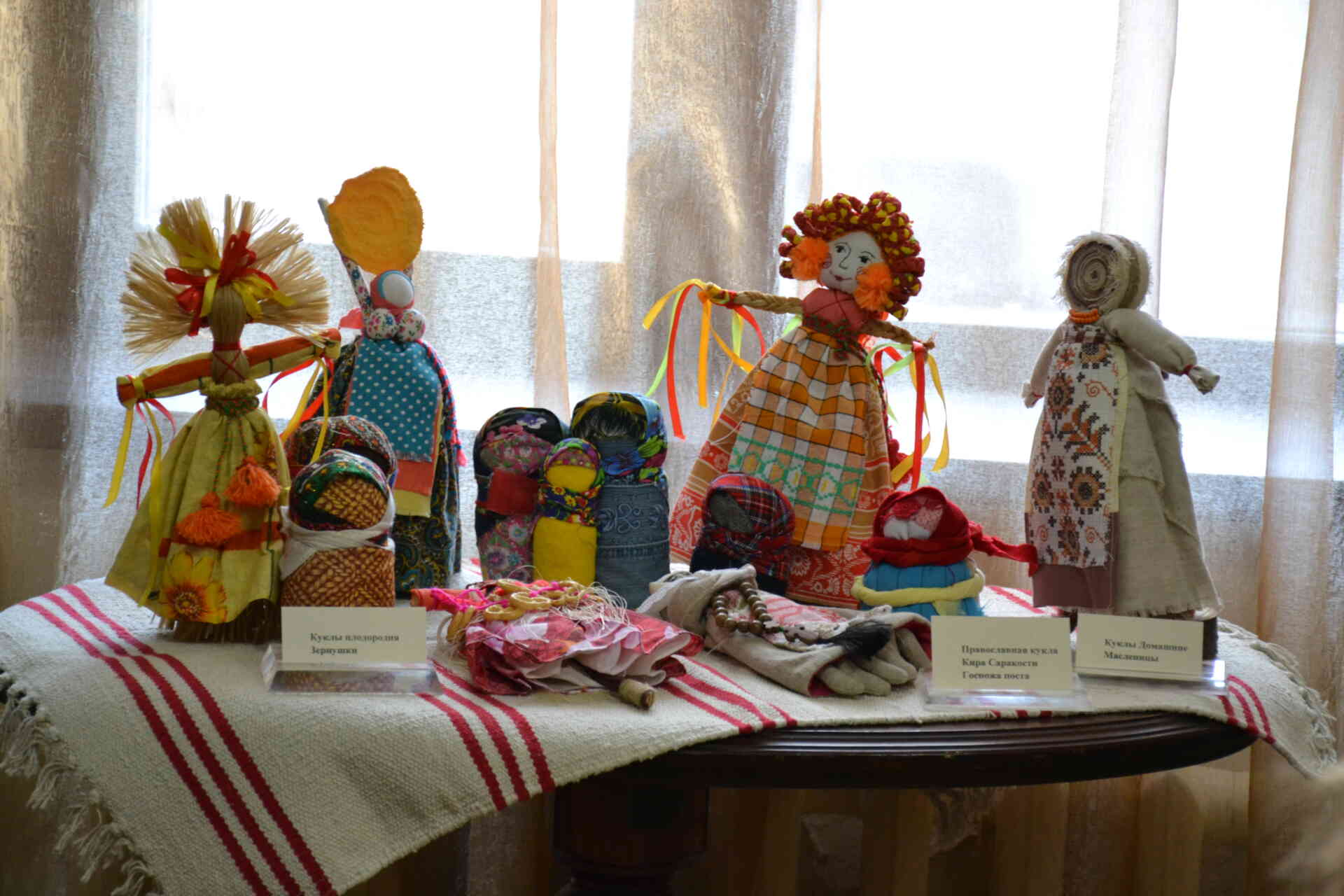Миасская художница не только пишет картины, но и создает народных кукол