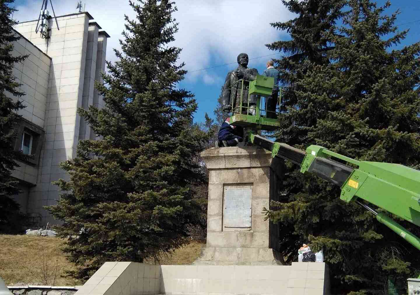 В Миассе отреставрируют памятник Ленину ко Дню рождения Ильича | 19.04.2023  | Миасс - БезФормата