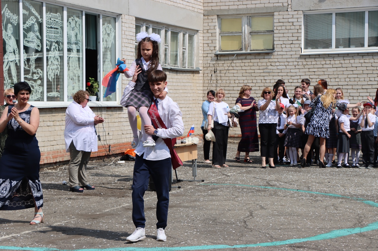 Егор Ковальчук поздравил миасских выпускников с окончанием учебного года