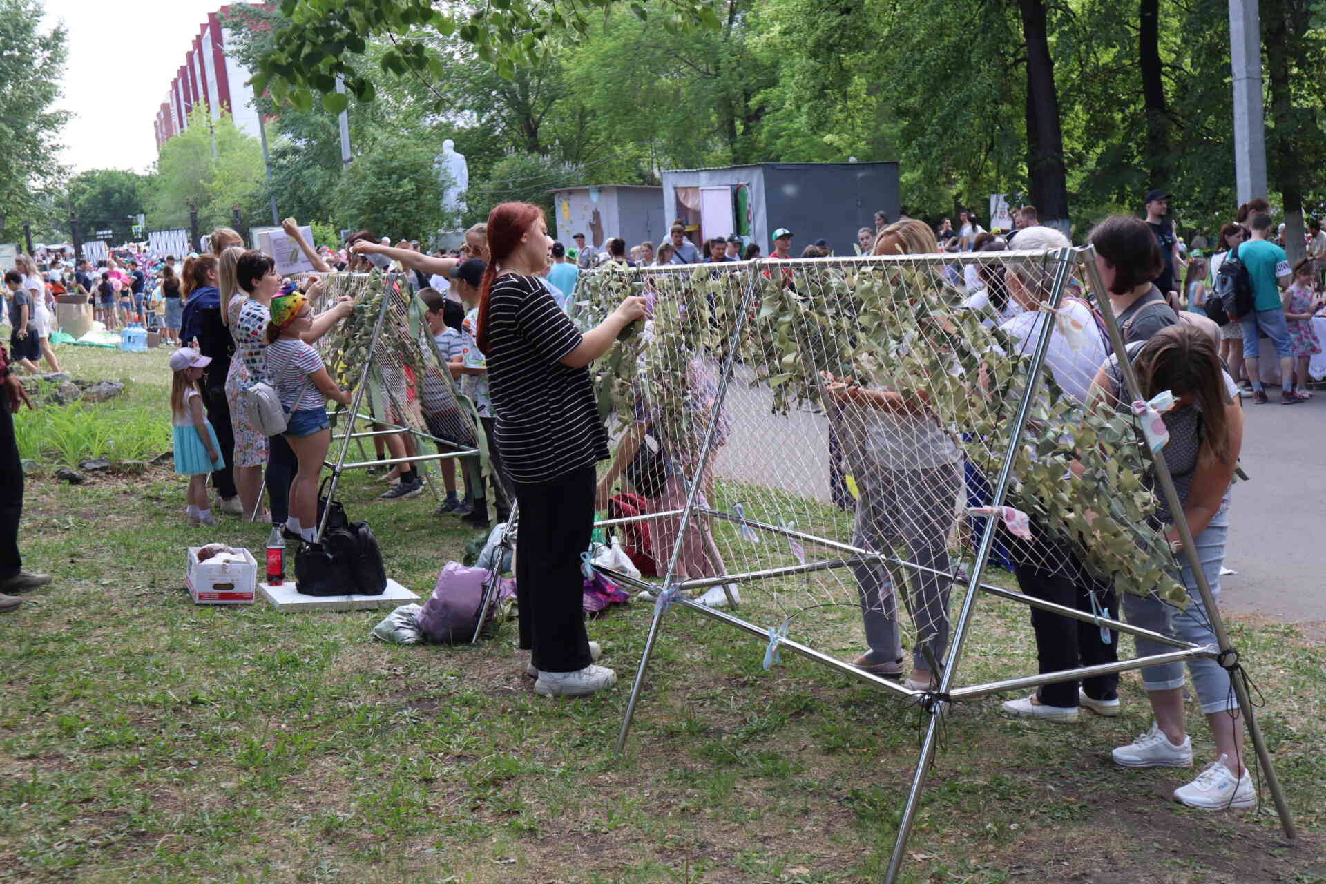 В парке плели маскировочные сети для фронта