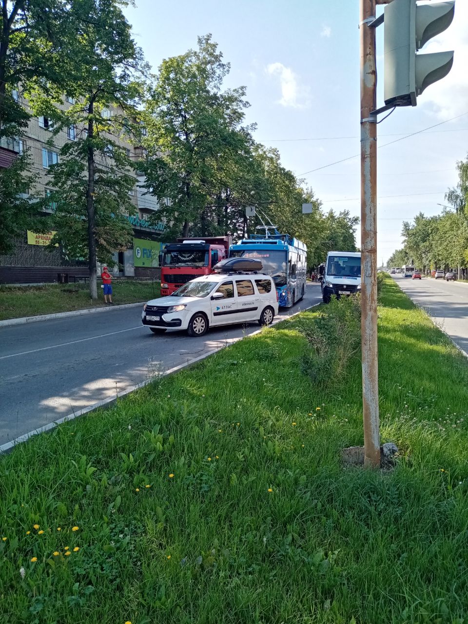 Троллейбус столкнулся с грузовиком в центре Миасса | 25.07.2023 | Миасс -  БезФормата