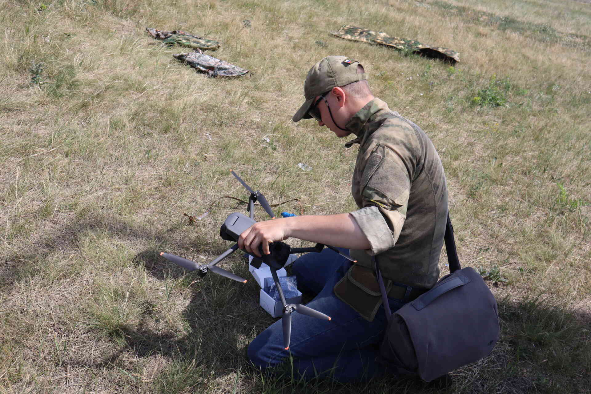 Волонтеры тестировали вместе с военными накидки для снайперов