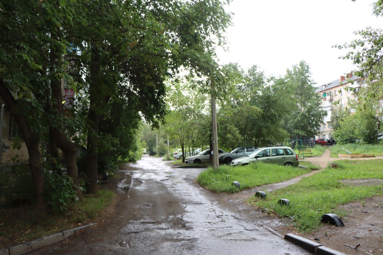 На улице Романенко асфальтируют дворы и сделают парковочные карманы