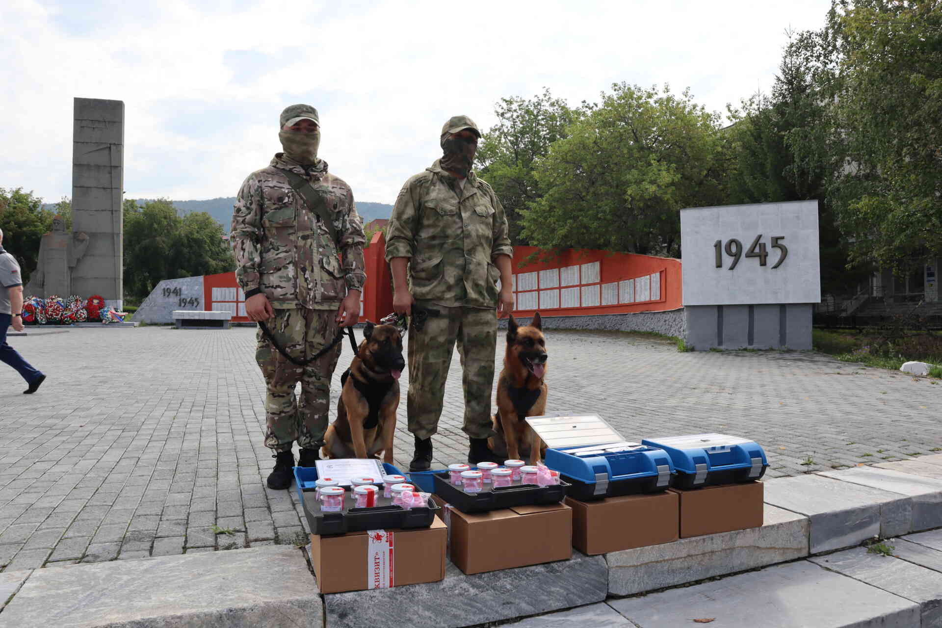 Волонтеры передали наборы реквизитов запахов для собак-саперов