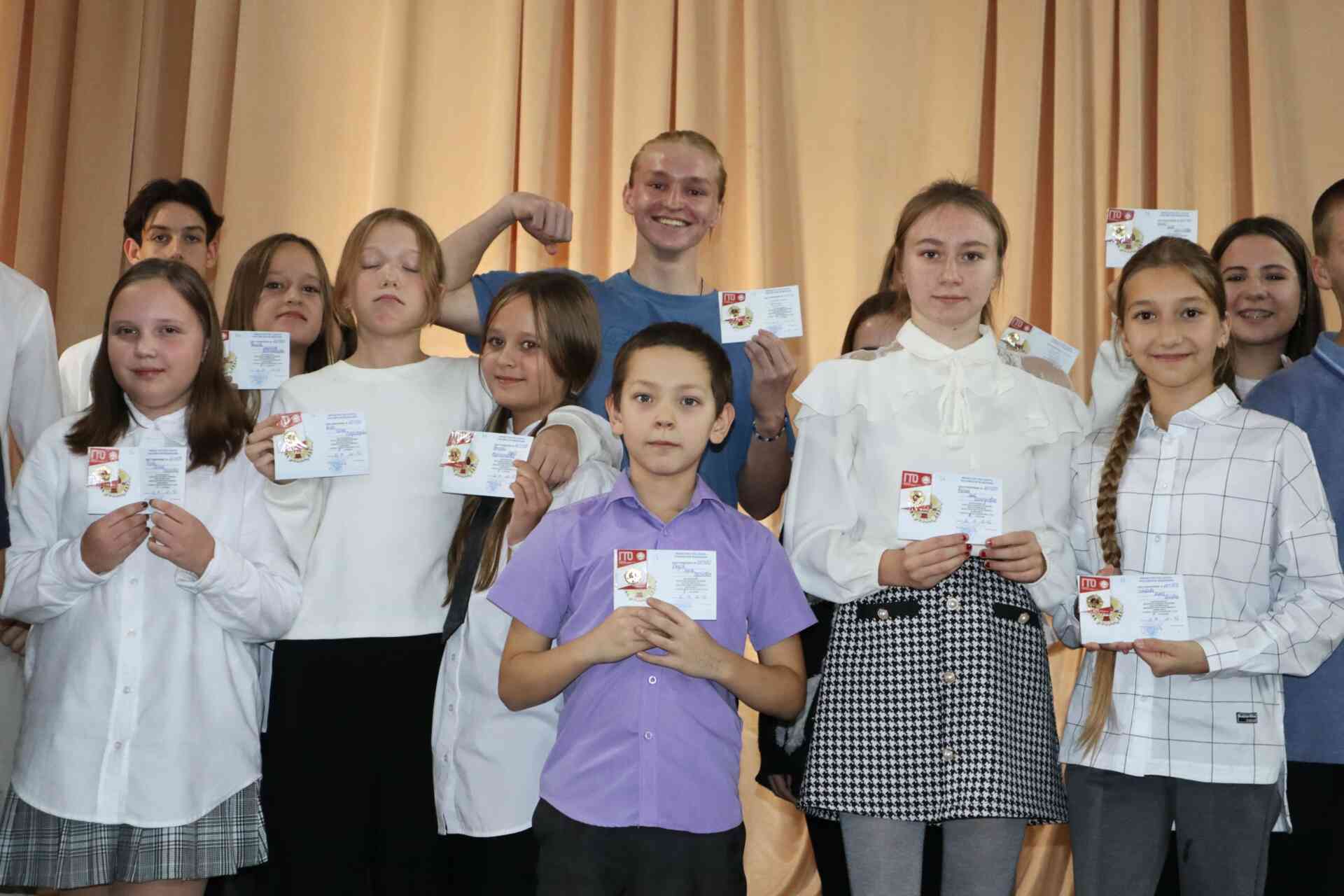 Школьники получили значки ГТО из рук членов команды «Торпедо Миасс»
