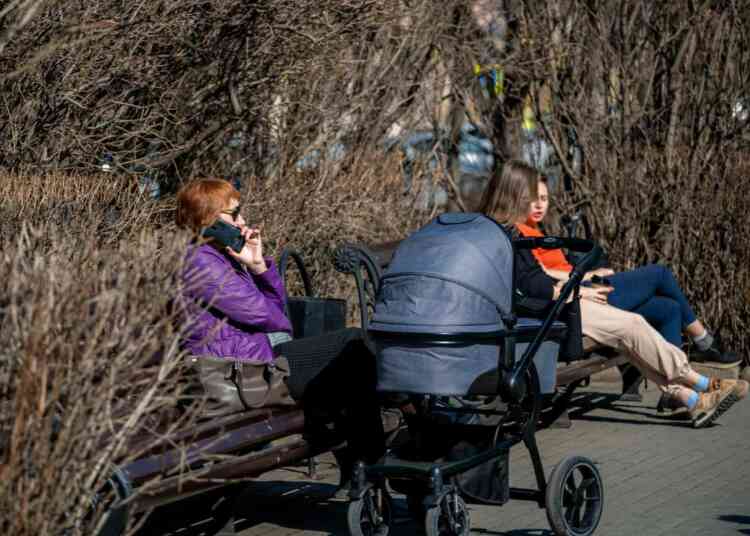 Родители смогут выйти из декрета и сохранить пособие до полутора лет