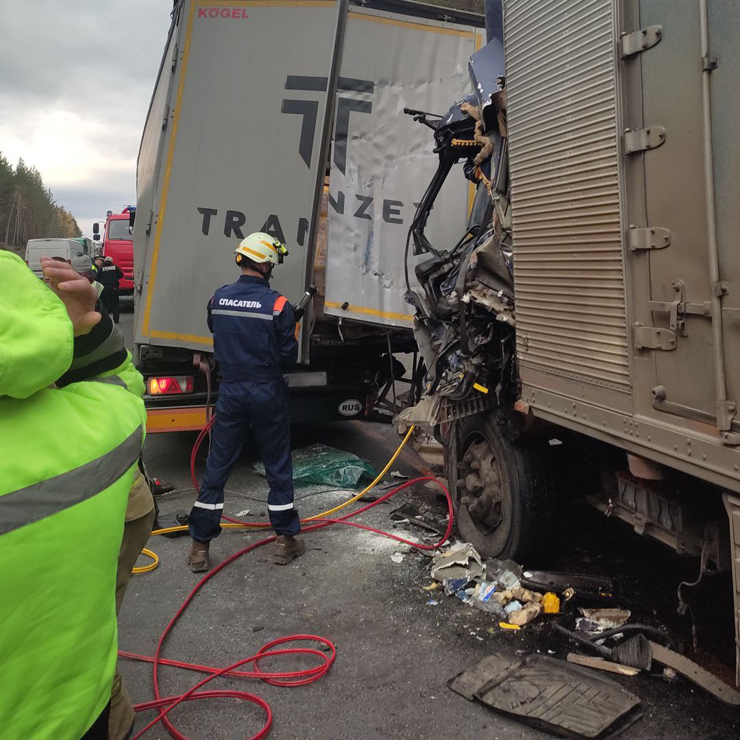 ДТП на трассе М-5: пассажир оказался зажат в кабине грузовика