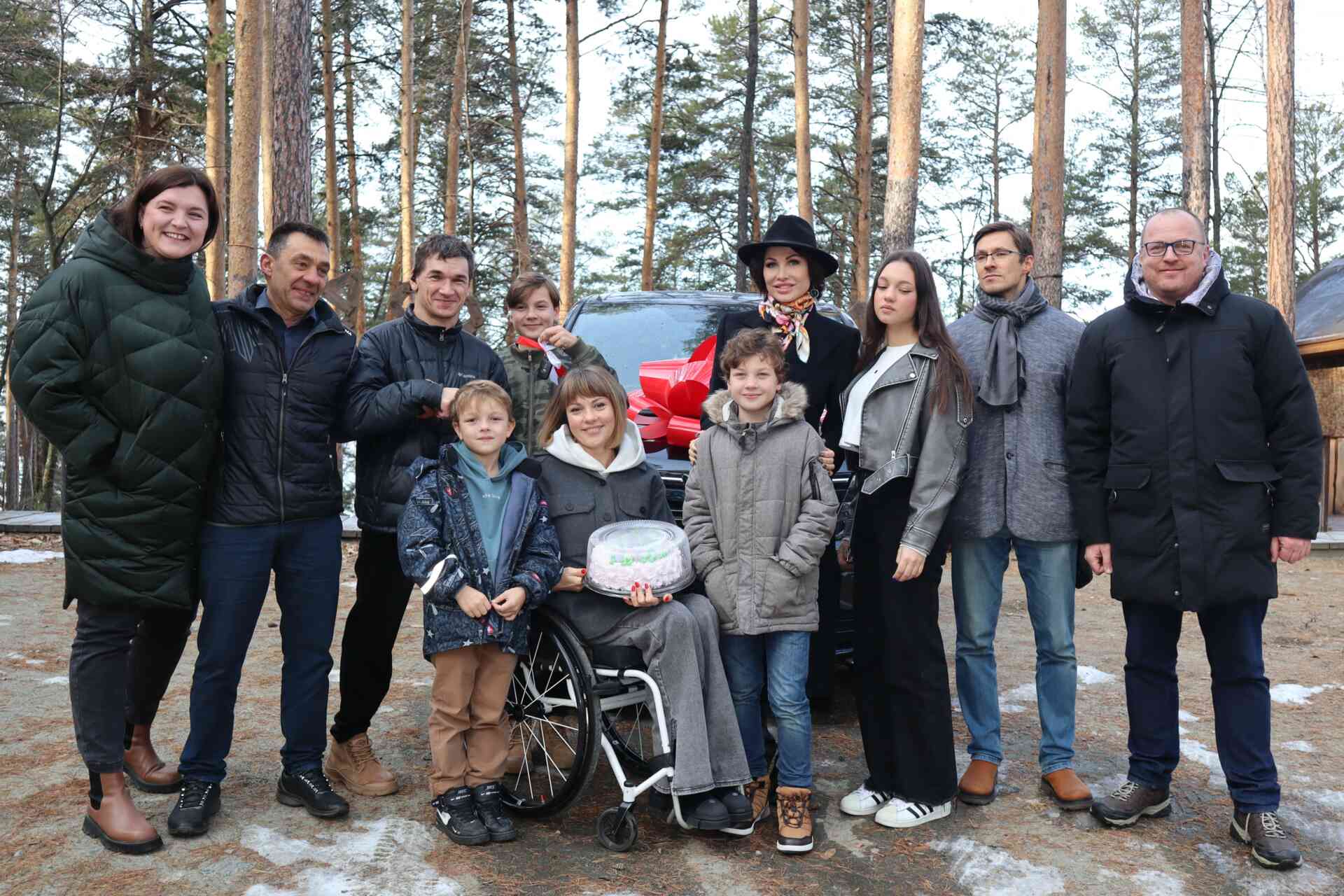 Ирина Текслер передала автомобиль семье Рогозниковых