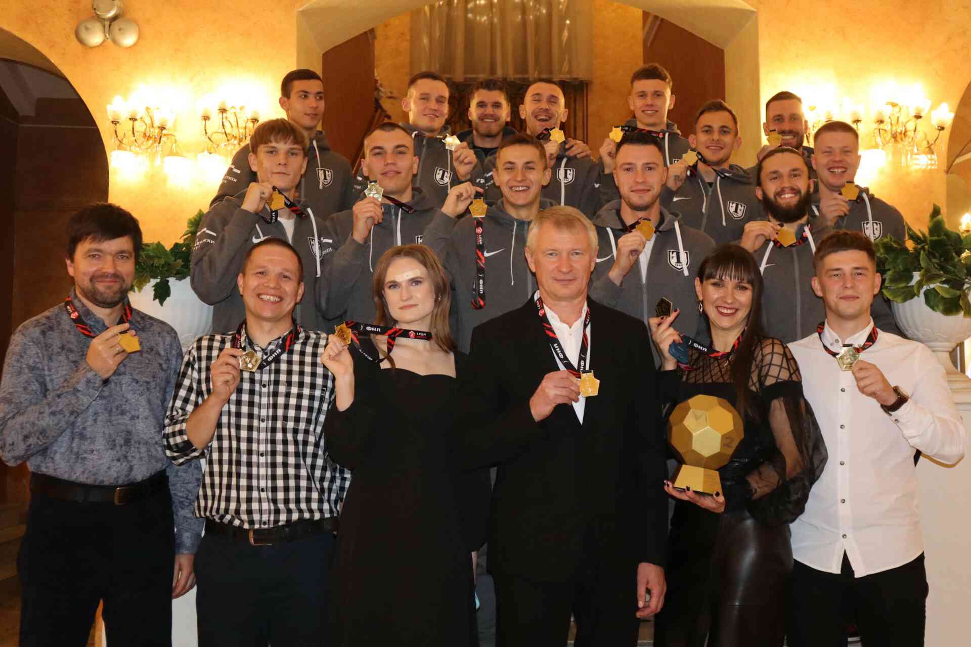 Команда «Торпедо Миасс» получила золотые медали и Кубок Первенства России по футболу