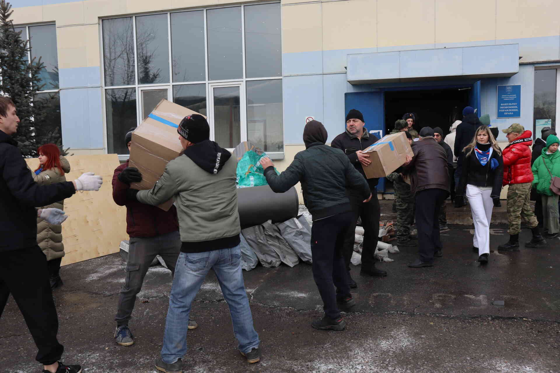 Больше 20 тонн гуманитарного груза в День города отправили миасцы на фронт