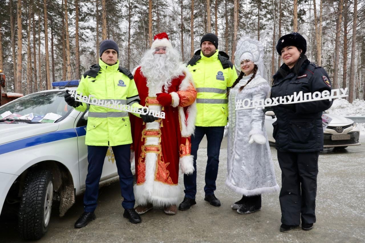 Дед Мороз и Снегурочка встречали с подарками водителей большегрузов на трассе М-5