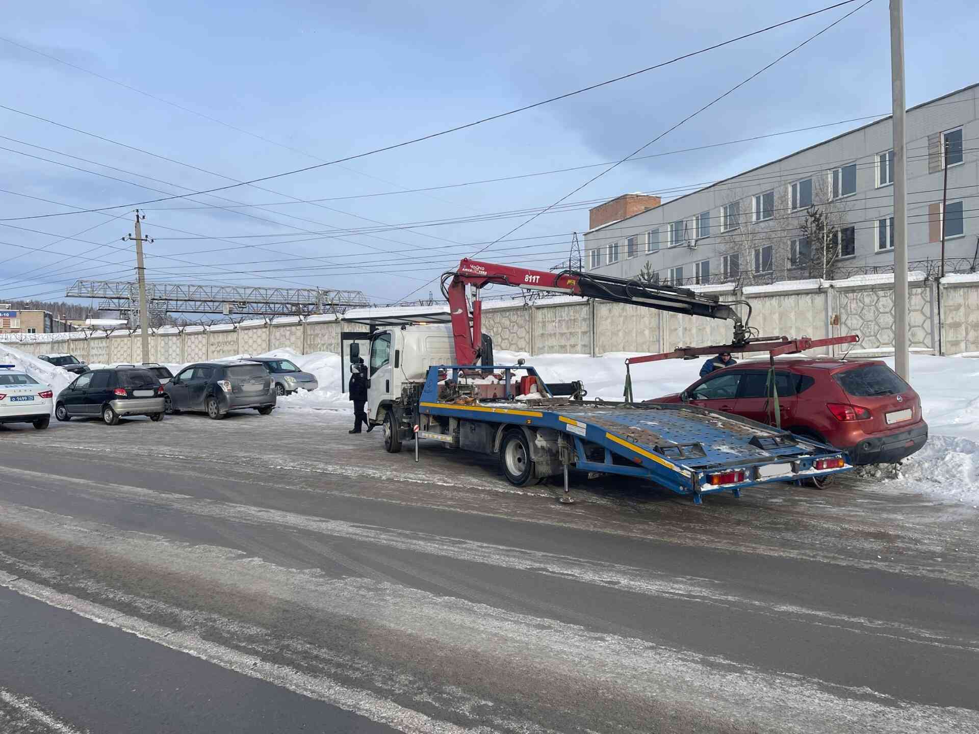 На Динамовском шоссе эвакуировали автомобили, припаркованные на остановке  общественного транспорта - Миасский Рабочий - 18.01.2024