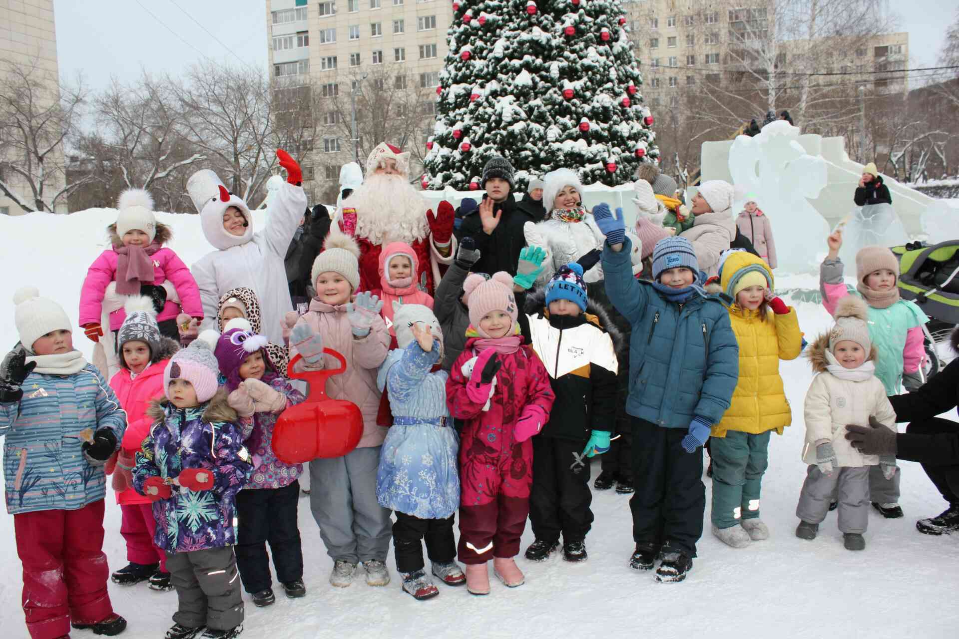 Детский новогодний праздник в ледовом городке прошел в Миассе в Рождество