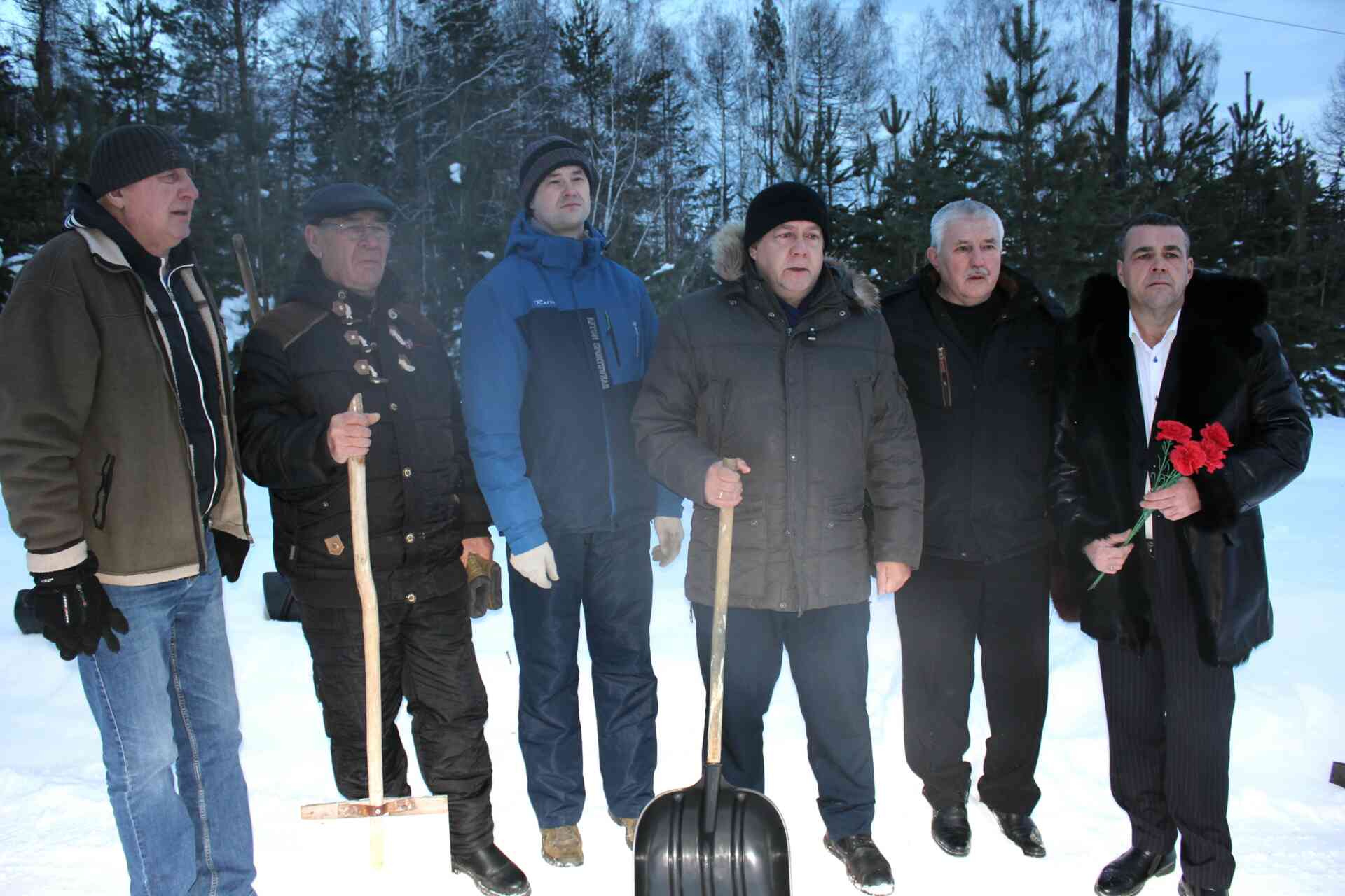 Николай Платошкин очистил от снега памятник в Миассе