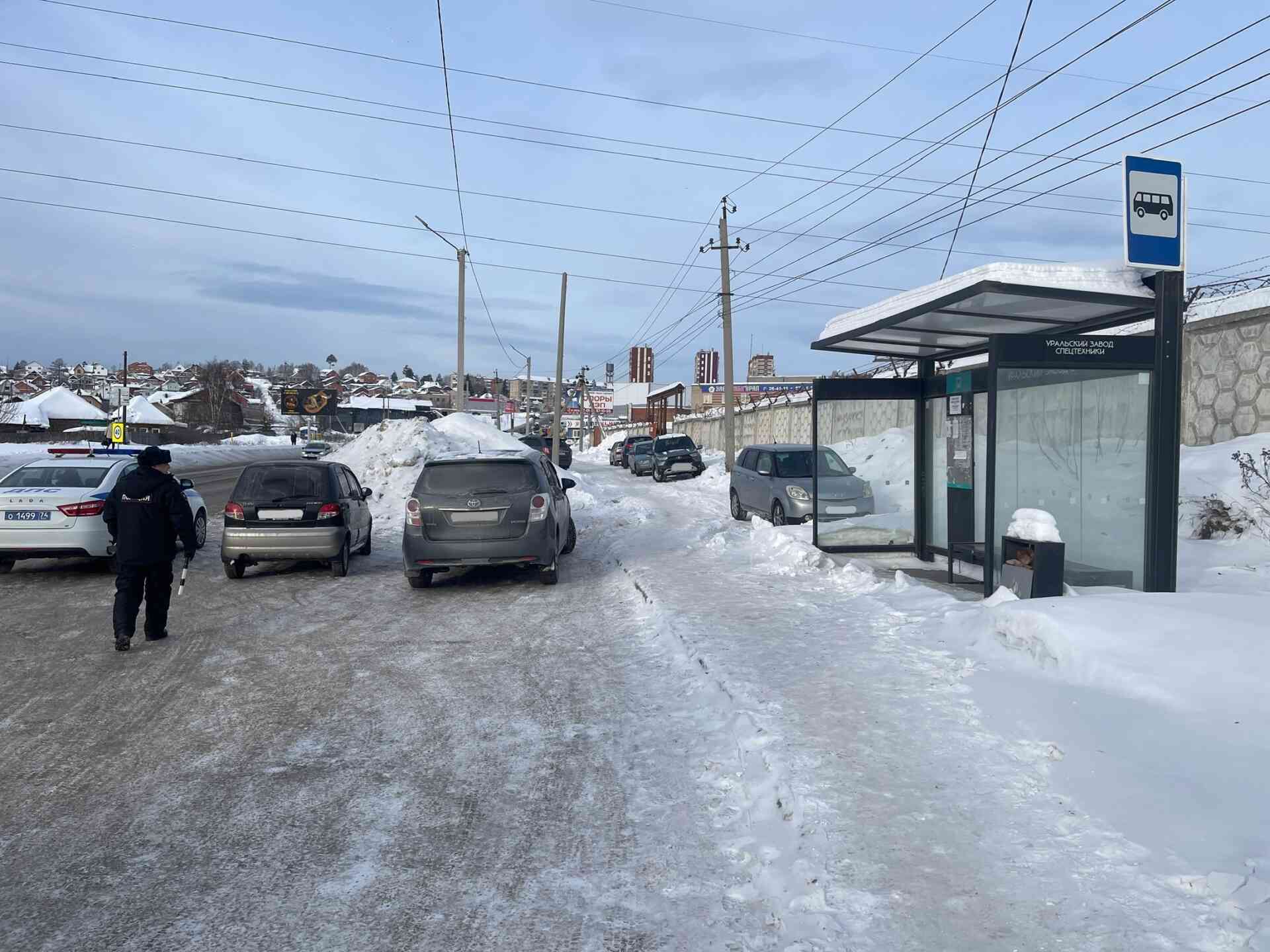 На Динамовском шоссе эвакуировали автомобили, припаркованные на остановке общественного транспорта