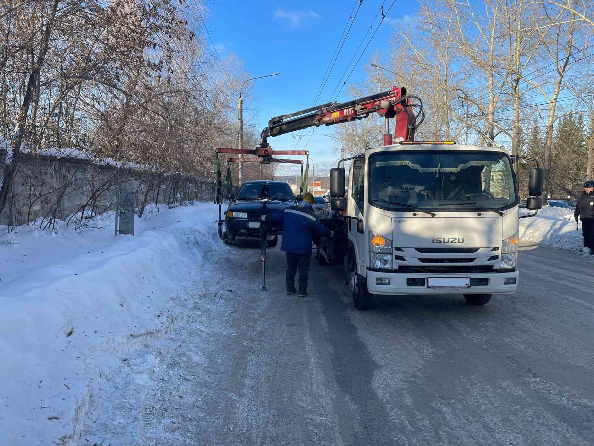 На остановке напротив завода КПД эвакуировали машины - Миасский Рабочий -  16.01.2024