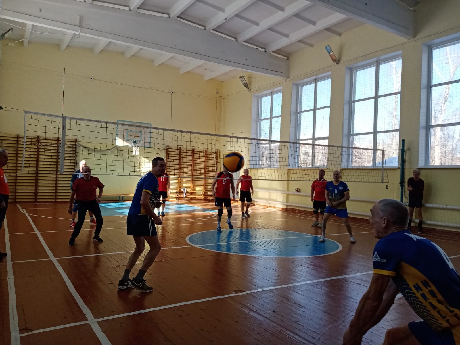 "Ветераны" волейбола сыграли в праздничном турнире в Миассе