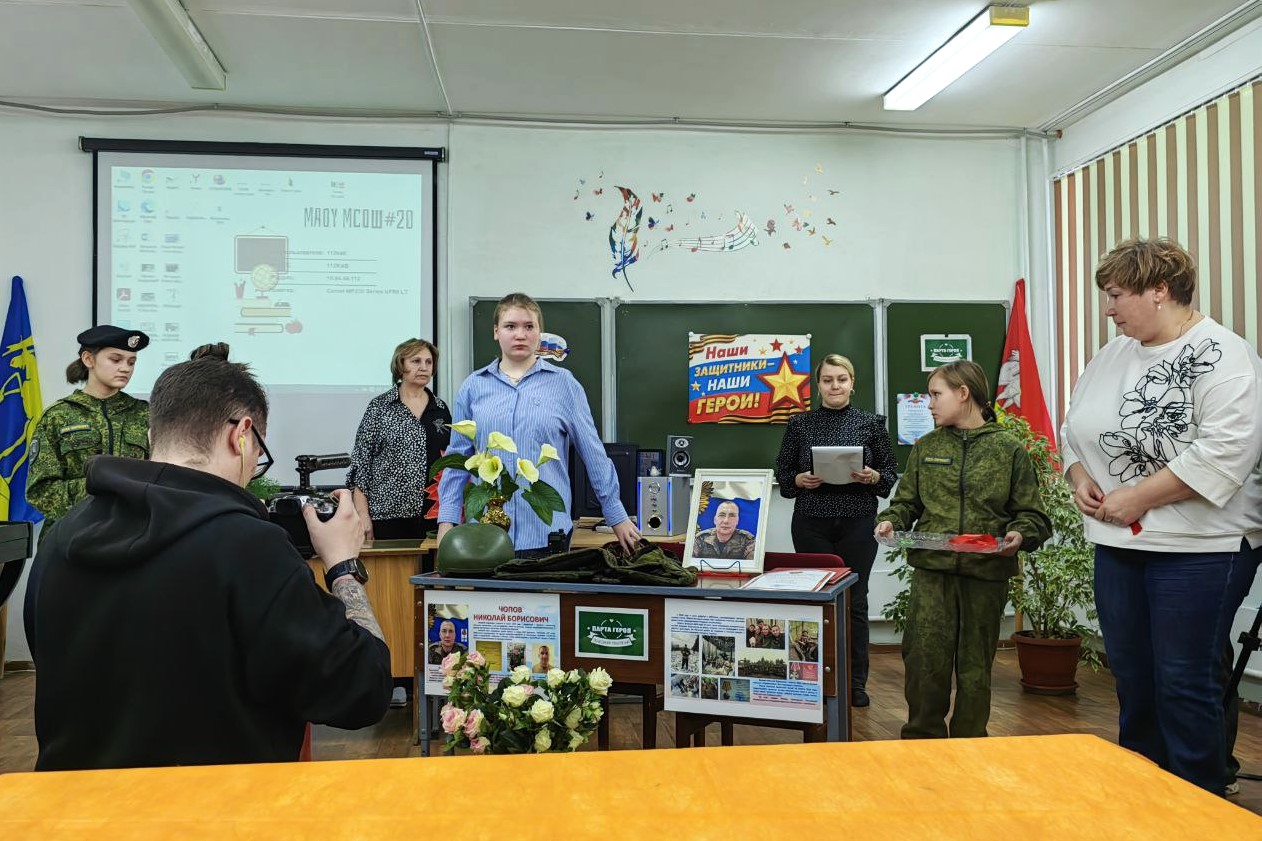 В миасской школе №20 открыли Парту Героя