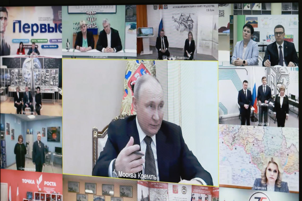Губернатор Алексей Текслер принял участие в видеоконференции с Владимиром Путиным из 28 школы Миасса