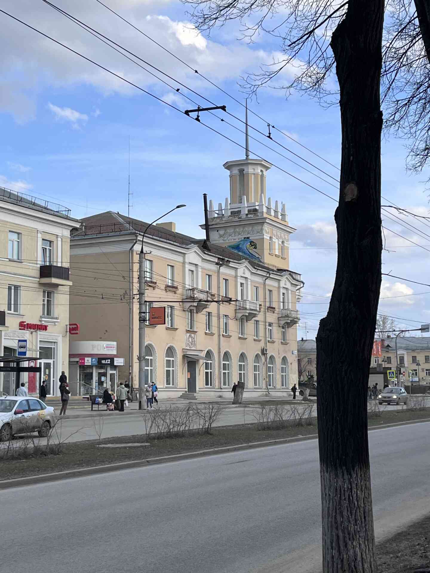 Вандалы размалевали башню на проспекте Автозаводцев