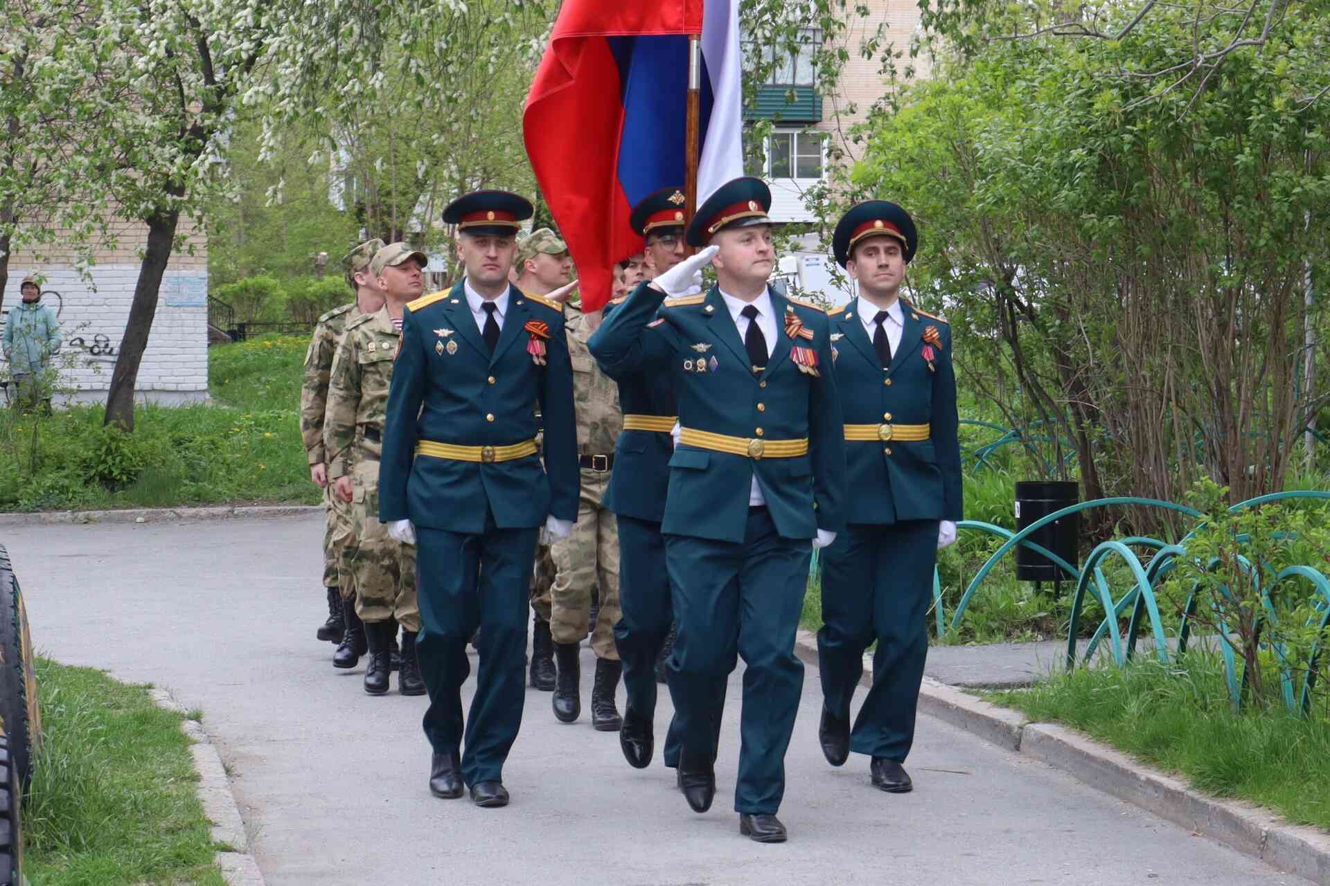 Парад Победы прошел во дворах ветеранов