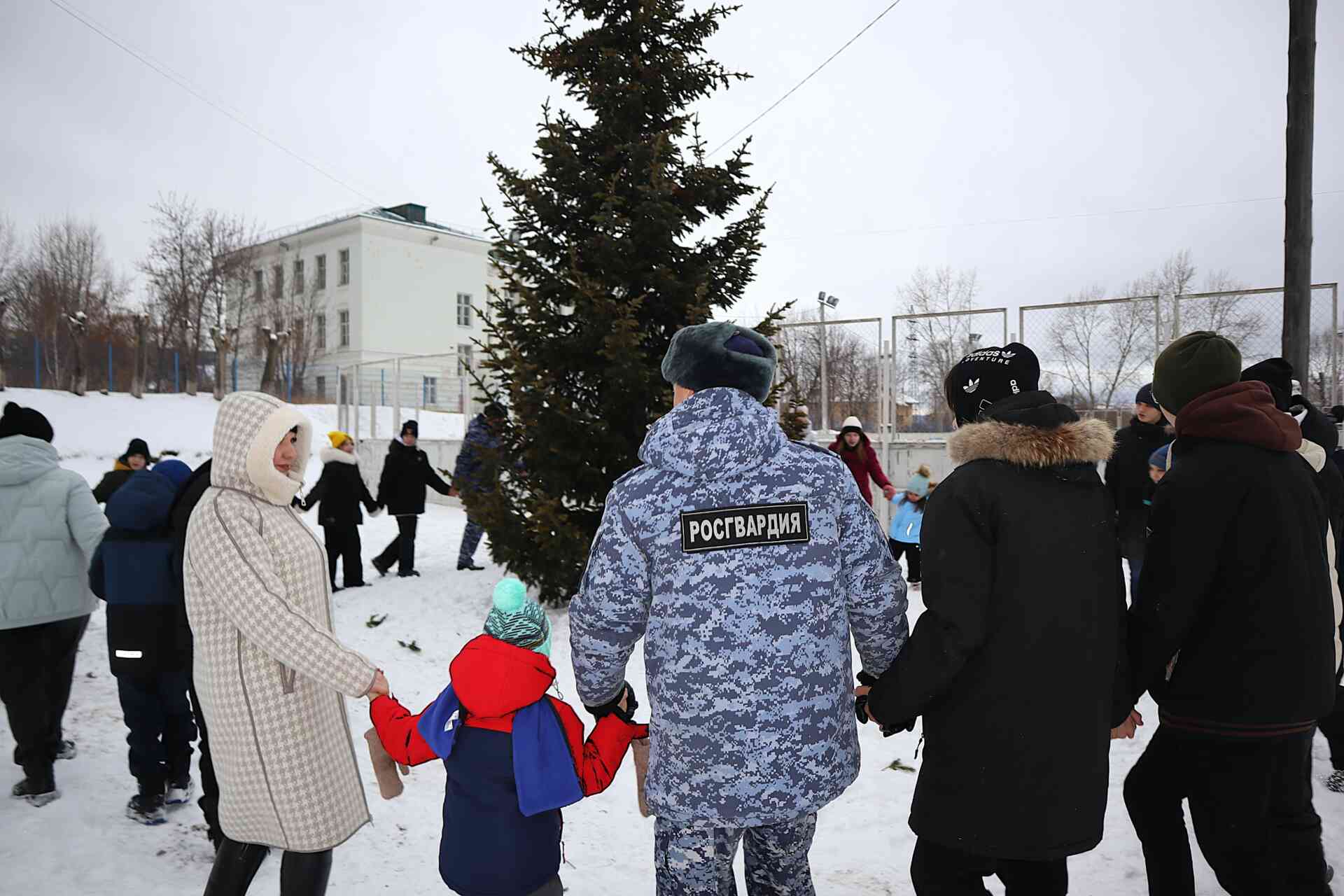 Ребята из «Алых парусов» получили новогодние подарки от Росгвардии