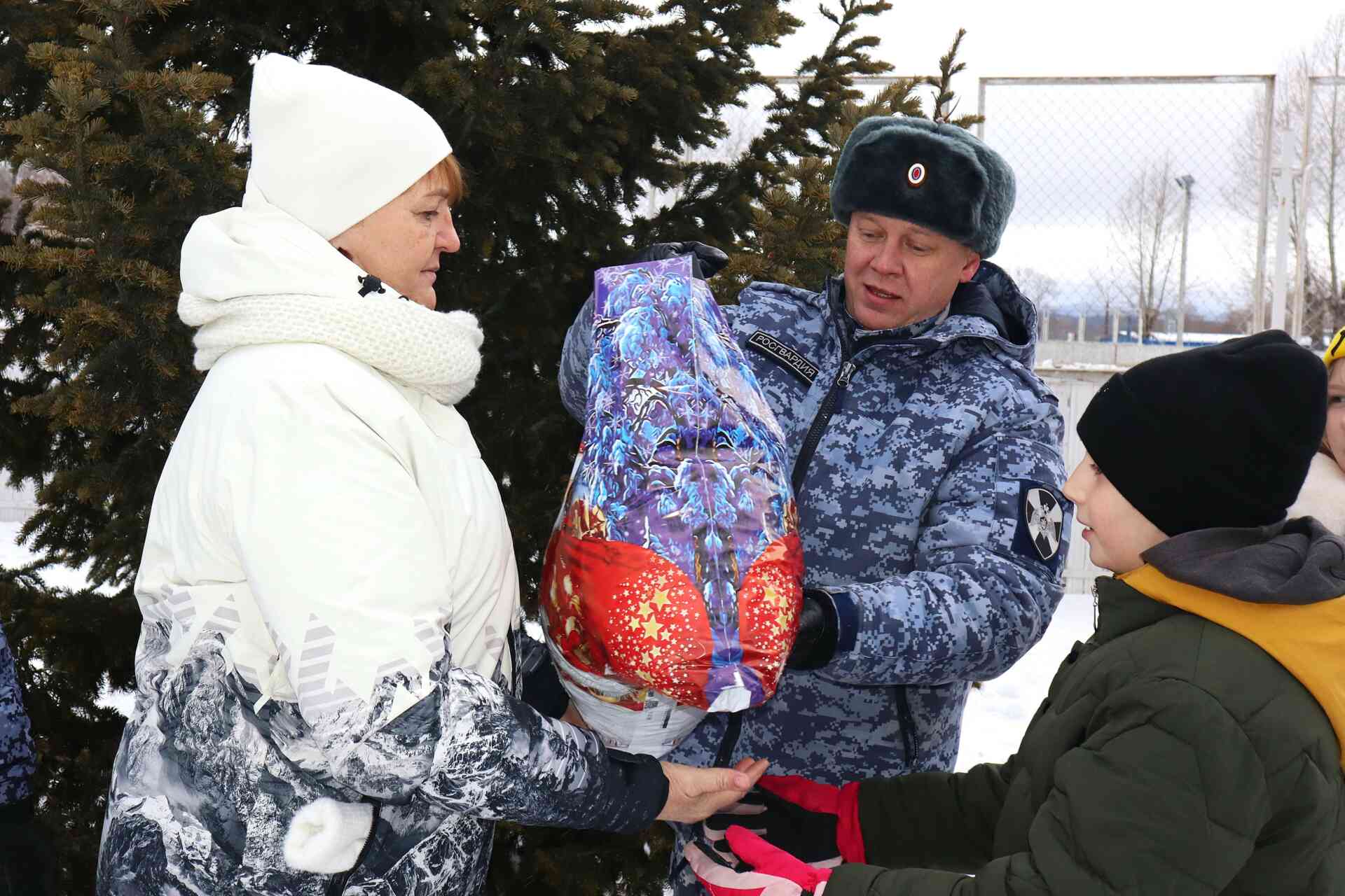 Ребята из «Алых парусов» получили новогодние подарки от Росгвардии