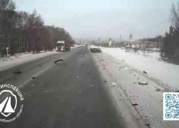 Легковушка столкнулась с грузовиком на автодороге под Миассом