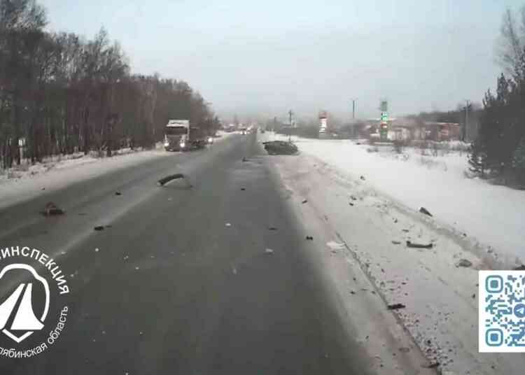 Легковушка столкнулась с грузовиком на автодороге под Миассом