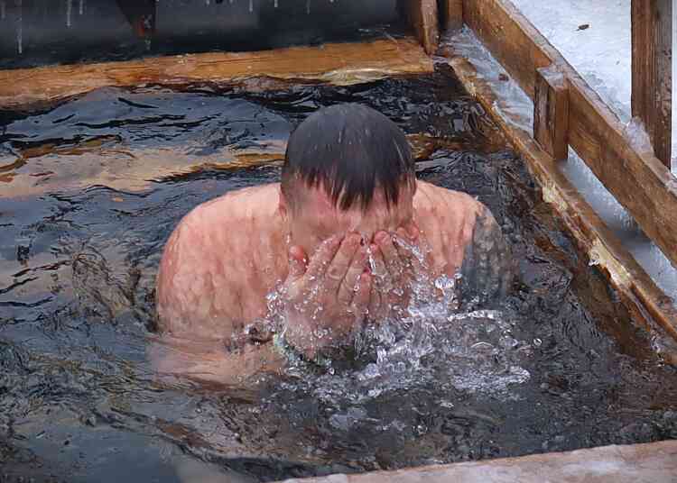 Миасцы погружались в крещенские купели «во благо души и тела»