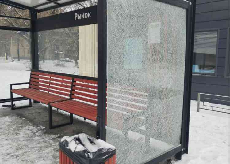 Поврежденные вандалами стекла на остановках заменят до конца зимы