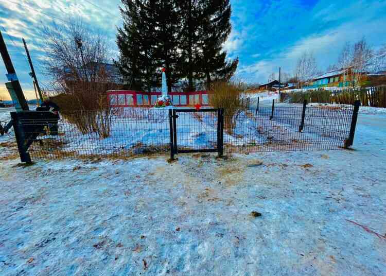 В поселке Ленинск заменили ограждение у памятника Героям Великой Отечественной войны