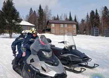 Миасские спасатели доставили больную женщину к медикам на снегоходе