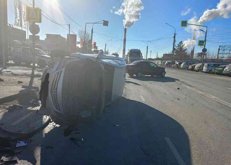 Легковушка перевернулась в результате ДТП в Миассе