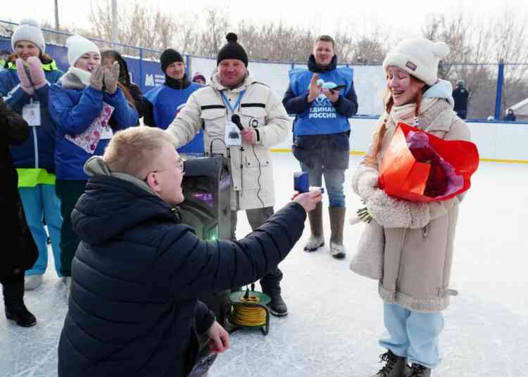 На льду в валенках и с обручальным кольцом — магнитогорец сделал предложение на турнире «Дворовая шайба»