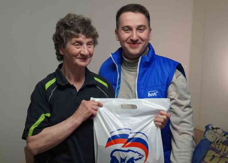 Руководитель челябинского отделения «Единой России» вручил 76-летней спортсменке сувениры