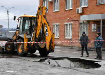 Асфальт провалился перед Госавтоинспекцией в Миассе